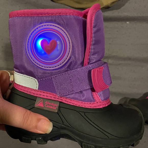 Light up winter boot for a toddler - Picture 4 of 5